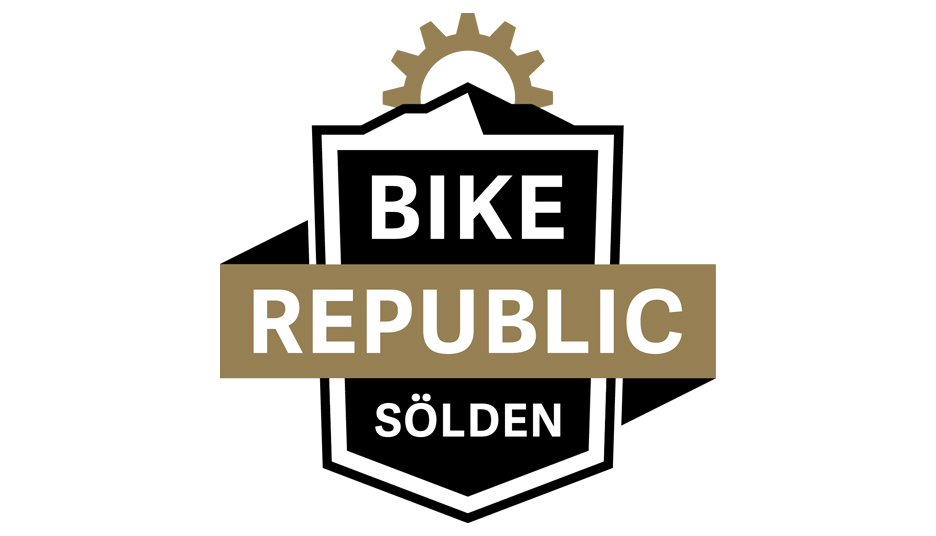 Das Logo der Bike Republic Sölden besteht aus einem Schild mit einem Berggipfel im oberen Bereich. „BIKE“ steht in Weiß auf Schwarz, „REPUBLIC“ in Weiß auf einem goldenen Banner und „SÖLDEN“ in Weiß am unteren Rand des Schildes. Darüber befindet sich ein Zahnradsymbol.