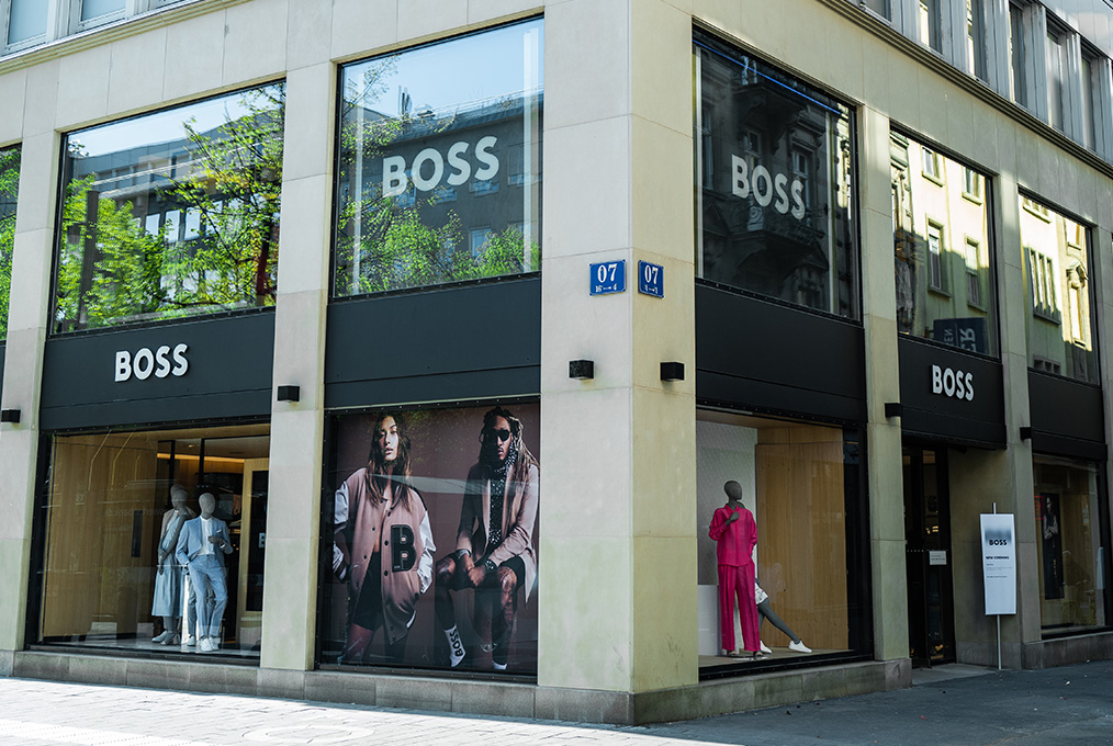 Die Außenfassade des BOSS Stores in Mannheim.
