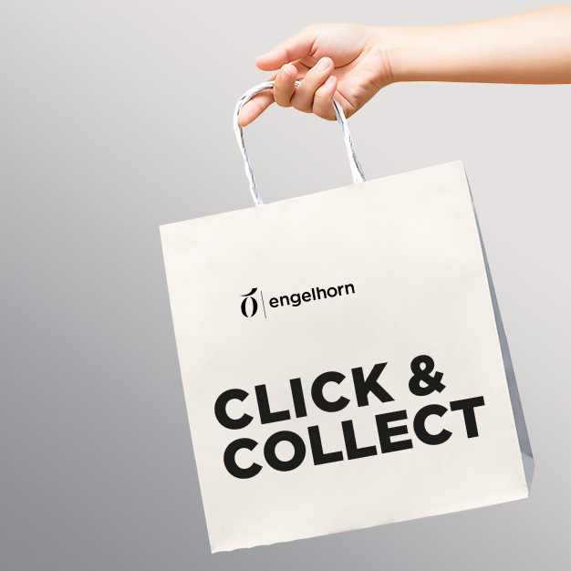 Eine Hand hält eine weiße Einkaufstüte aus Papier mit einem Logo und dem Text „CLICK & COLLECT“. Der Hintergrund ist ein leichter Farbverlauf.