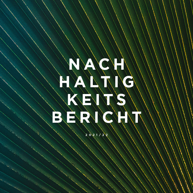 Der Hintergrund zeigt die Nahaufnahme eines fächerförmigen Palmblattes mit einem Farbverlauf von Dunkelgrün nach Gelb. Der darüber liegende Text lautet in Weiß „NACH HALTIG KEITS BERICHT 2021/22“, zentriert auf dem Bild.