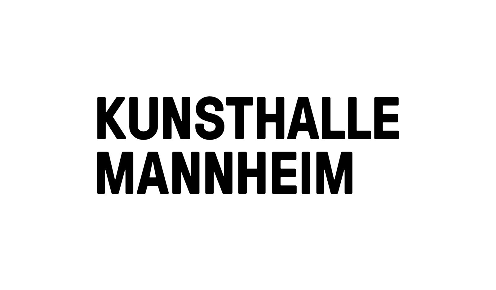 In schwarzem Text steht „KUNSTHALLE MANNHEIM“ auf schlichtem weißem Hintergrund und weist auf den Namen eines Kunstmuseums hin.