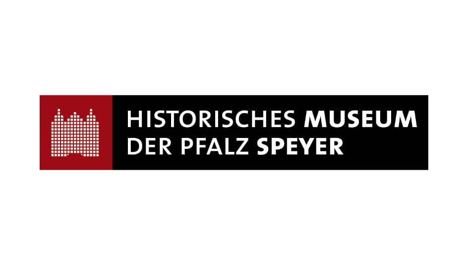 Logo des Historischen Museums der Pfalz Speyer mit einem roten Gebäudesymbol auf der linken Seite und dem Namen des Museums in fettem weißen Text auf schwarzem Hintergrund.