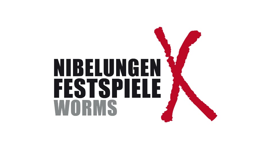 Logo der Nibelungen-Festspiele Worms mit fettem schwarzen Text „Nibelungen-Festspiele“ und grauem Text „Worms“ darunter. Auf der rechten Seite befindet sich ein großes rotes „X“.