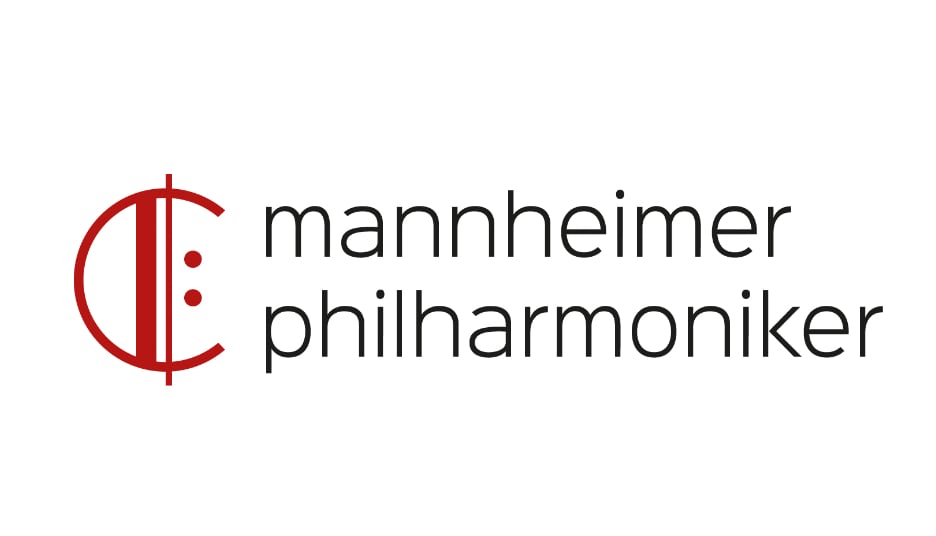Logo der Mannheimer Philharmoniker mit einem stilisierten roten Musiksymbol, das einem Bassschlüssel ähnelt, auf der linken Seite und den Worten „Mannheimer Philharmoniker“ in kleinen schwarzen Buchstaben auf der rechten Seite.