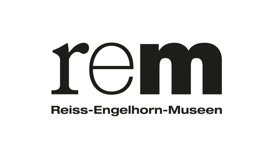 Logo der Reiss-Engelhorn-Museen mit den Buchstaben „rem“ in fetter schwarzer Schrift. Der Text „Reiss-Engelhorn-Museen“ steht darunter in kleinerer, schlichter schwarzer Schrift auf weißem Hintergrund.