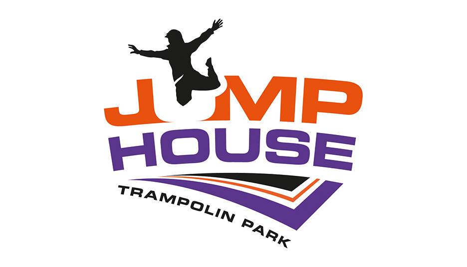 Das Logo des Jump House Trampolinparks zeigt eine springende Figur als Silhouette über dem Schriftzug „Jump House“ in kräftigem Orange und Lila. Darunter befindet sich ein stilisiertes Trampolin-Design mit dem schwarzen Schriftzug „Trampoline Park“.