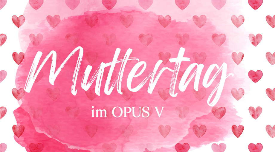 Das Bild zeigt den Text „Muttertag im OPUS V“ in Weiß auf einem rosa Aquarellhintergrund, der mit kleinen Herzmustern verziert ist.