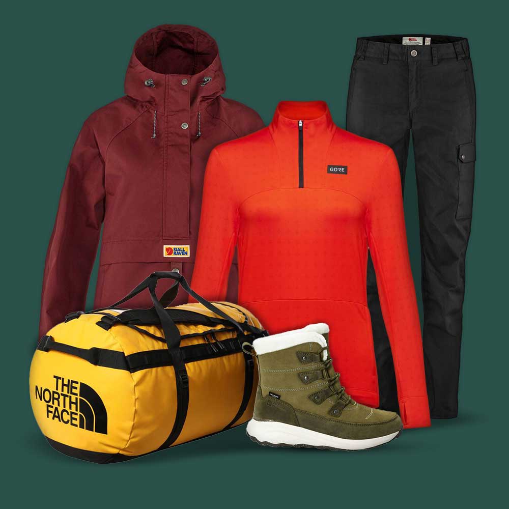 Eine Sammlung von Outdoor-Kleidung und -Ausrüstung, darunter eine kastanienbraune Jacke, ein orangefarbener Pullover, eine schwarze Hose, eine gelbe Reisetasche von The North Face und grüne Winterstiefel mit weißen Sohlen, präsentiert auf einem grünen Hintergrund.