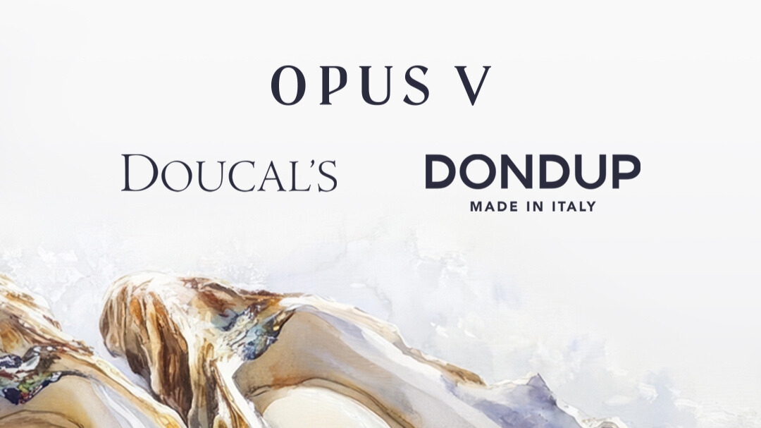 Drei Markennamen – OPUS V, Doucal’s und Dondup Made in Italy – werden über einer abstrakten Illustration von Bergen in hellbraunen und beigen Tönen auf hellem Hintergrund angezeigt.