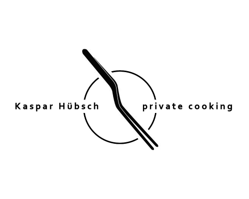 Minimalistisches Logo mit Tellerumriss, über den Messer und Gabel diagonal angeordnet sind. Links im Design erscheint der Schriftzug „Kaspar Hübsch“ und rechts „Private Cooking“.