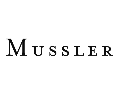 Das Wort MUSSLER ist in schwarzer Serifenschrift auf weißem Hintergrund geschrieben, wobei der Buchstabe M deutlich größer als die anderen Buchstaben ist.